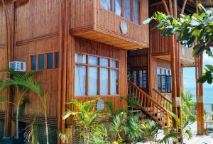 イロイロにあるCasa Nena Hotel & Resort Iloilo by RedDoorzの階段を前に建つ木造家屋