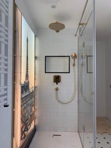 bagno con doccia e vista sulla torre Eiffel di Будинок для відпочинку a Budayevka