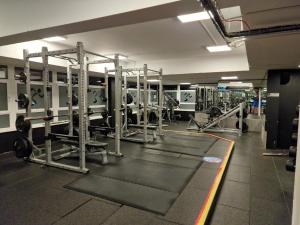 een fitnessruimte met veel apparatuur in een kamer bij Castle Townhouse Kenilworth - Private Parking - 24 Hr Gym Access - Town Centre in Kenilworth
