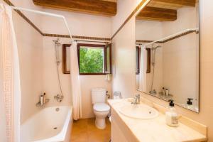 ein Badezimmer mit Waschbecken, Badewanne und Toilette in der Unterkunft Can Company in Campanet