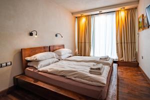 A bed or beds in a room at Le Rendezvous Apartments New Town