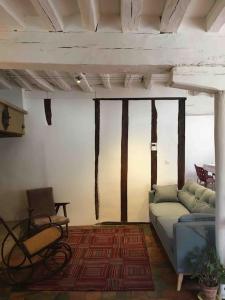 - un salon avec un canapé et deux chaises dans l'établissement Grande Maison à Semur en plein coeur Historique, à Semur-en-Auxois