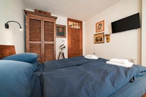 A bed or beds in a room at Le Rendezvous Apartments New Town