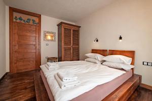 A bed or beds in a room at Le Rendezvous Apartments New Town
