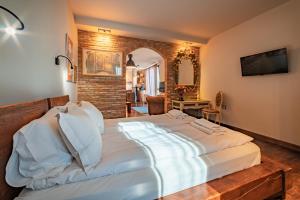 A bed or beds in a room at Le Rendezvous Apartments New Town
