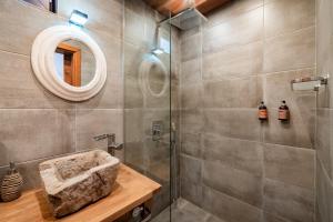 A bathroom at Le Rendezvous Apartments New Town