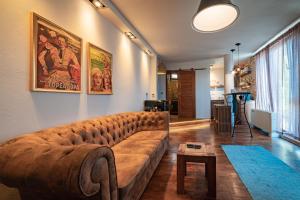 A seating area at Le Rendezvous Apartments New Town