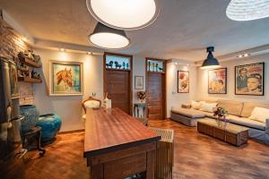 A seating area at Le Rendezvous Apartments New Town