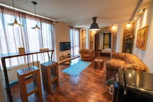 A seating area at Le Rendezvous Apartments New Town