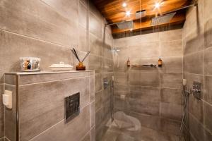 A bathroom at Le Rendezvous Apartments New Town