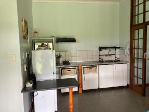 uma cozinha com electrodomésticos brancos e uma bancada preta em Irish Hills em Hilton