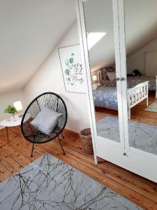 Una habitación con una silla y una cama en una habitación en Parkside Appartement en Grafenau