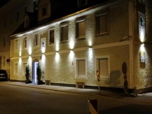 un edificio con luces de noche. en Lend-FEWO -free Parking- Self Check-in, en Graz