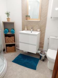 een badkamer met een witte wastafel en een toilet bij Escale à Épernay: Studio proche du centre ville in Épernay