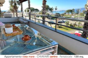 un tavolo di vetro su un balcone con una tazza sopra di ML in passeggiata mare a Chiavari