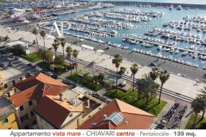una vista aerea di un porto turistico con barche in acqua di ML in passeggiata mare a Chiavari