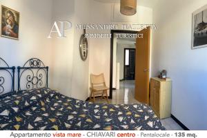 una camera con un letto e una porta che conduce a un corridoio di ML in passeggiata mare a Chiavari