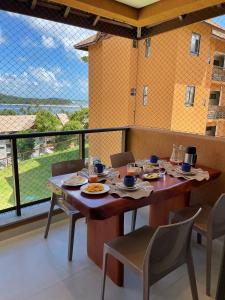 une salle à manger avec une table, des chaises et une grande fenêtre dans l'établissement ECO RESORT PRAIA DOS CARNEIROS - NOVÍSSIMO, à Tamandaré