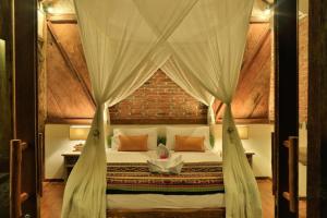 1 dormitorio con 1 cama con mosquitera en Villas SAMALAMA Gili Trawangan, en Gili Trawangan