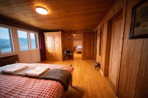 Voodi või voodid majutusasutuse CHALET EGGLEN "Typical Swiss House, Best Views, Private Jacuzzi" toas