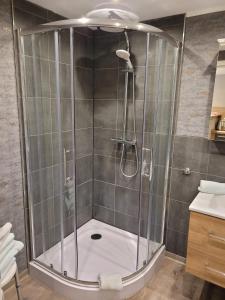 um chuveiro com uma caixa de vidro na casa de banho em Burghaus 2 em Greetsiel