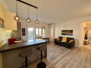 a kitchen and living room with a counter and a couch at Condominio Martini in Grado