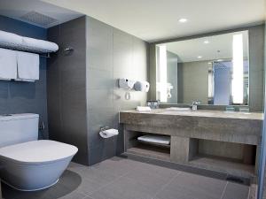 Bilik mandi di Holiday Inn Express Hong Kong Mongkok by IHG