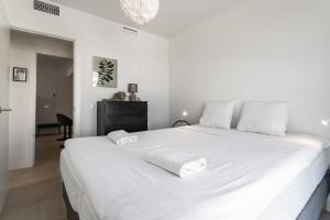 Posteľ alebo postele v izbe v ubytovaní Torrequebrada sea view apartment by Costarentals - Ref 183