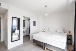 Posteľ alebo postele v izbe v ubytovaní Torrequebrada sea view apartment by Costarentals - Ref 183