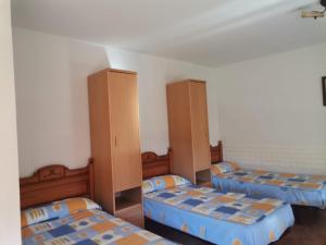 a room with three beds and two cupboards at Alojamiento Rural Sierra de Gudar in Valbona