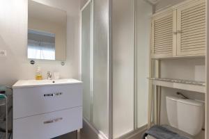 ein Badezimmer mit einem Waschbecken, einem WC und einem Spiegel in der Unterkunft COSY Home - 2 à 4 pers - Aéroport - vieux Blagnac in Blagnac