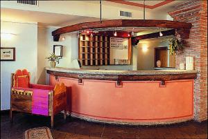 パッソ・デル・トナーレにあるLocanda Locatoriのカウンター付きのレストラン内の大きなバー +27枚の写真