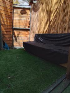 einen Hinterhof mit schwarzer Decke auf dem Gras in der Unterkunft צימר מפואר שבתות וחגים in Bet Schemesch