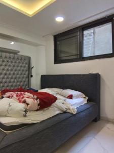 ein Kind, das in einem Schlafzimmer auf einem Bett liegt in der Unterkunft צימר מפואר שבתות וחגים in Bet Schemesch