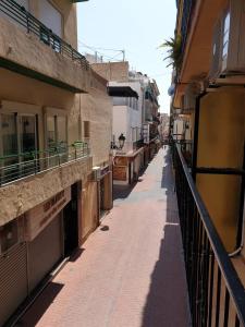 una strada vuota in un vicolo tra due edifici di Apartamento Ángel en Palma a Benidorm