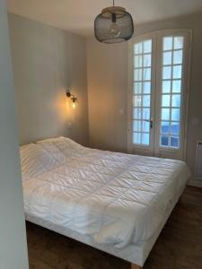 Łóżko lub łóżka w pokoju w obiekcie Hôtel Chez Léonie - Chez Mamie Canne