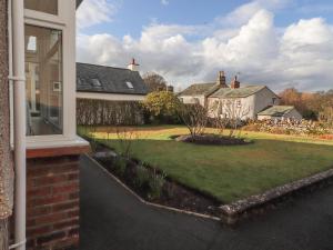 una ventana de una casa con un patio con un jardín Sidx Sidx Sidx Sidx Sidx en Eusebank en Pooley Bridge