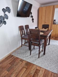 - une salle à manger avec une table et des chaises en bois dans l'établissement Tilly Apartment, à Hann. Münden