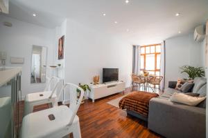 Televízia a/alebo spoločenská miestnosť v ubytovaní Apartamento La Tana centro