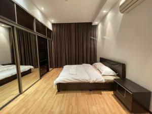 Premium 2 Bedroom Flat في المنامة: غرفة نوم بسرير ومرآة كبيرة