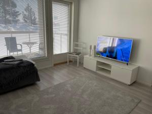 Televiisor ja/või meelelahutuskeskus majutusasutuses Style 1BR with sauna,Tornio city