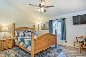 een slaapkamer met een bed en een plafondventilator bij Sunny Tucson Home with Patios on 5 Acres! in Tucson