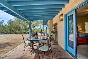 um pátio com uma mesa e cadeiras em Sunny Tucson Home with Patios on 5 Acres! em Tucson