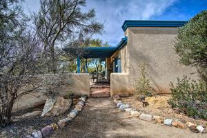 uma casa com um caminho que leva à porta da frente em Sunny Tucson Home with Patios on 5 Acres! em Tucson