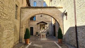 um beco com uma arcada num edifício em Nel cuore di Santa Maria degli Angeli em Santa Maria degli Angeli