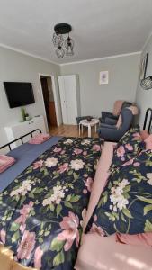 una camera da letto con un letto con una coperta a motivi floreali di Apartament SPOKO-LOKO a Stronie Śląskie