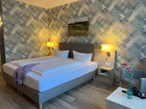 um quarto com uma cama e um mural de parede em Landhotel Felchow em Felchow