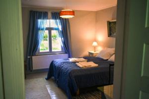 a small bedroom with a bed with a window at Portaan Nahkurinverstas in Porras