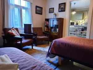 PorrasにあるPortaan Nahkurinverstasのベッドルーム1室(ベッド1台付)、リビングルームが備わります。