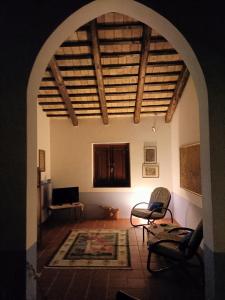 uma sala de estar com um arco com cadeiras e um sofá em Aromi di casa em Pianella